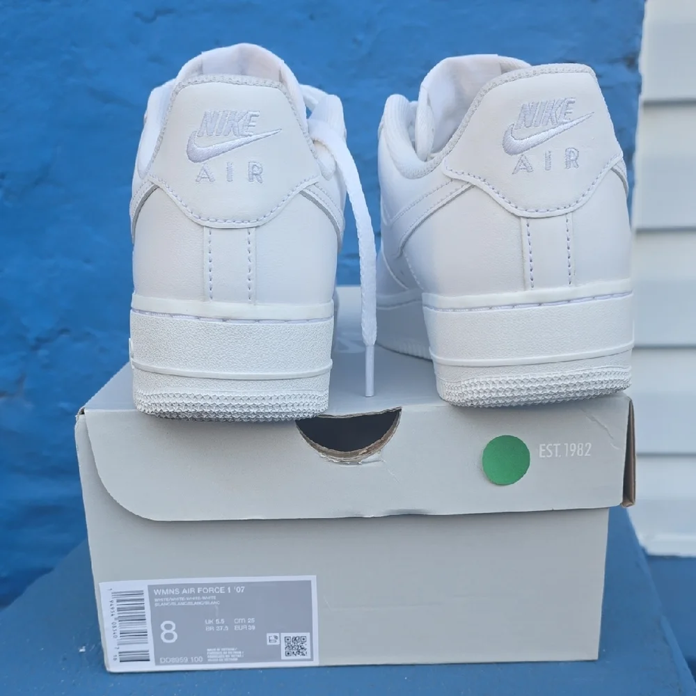 Nike Women's White Sneakers - Picture 8 of 8